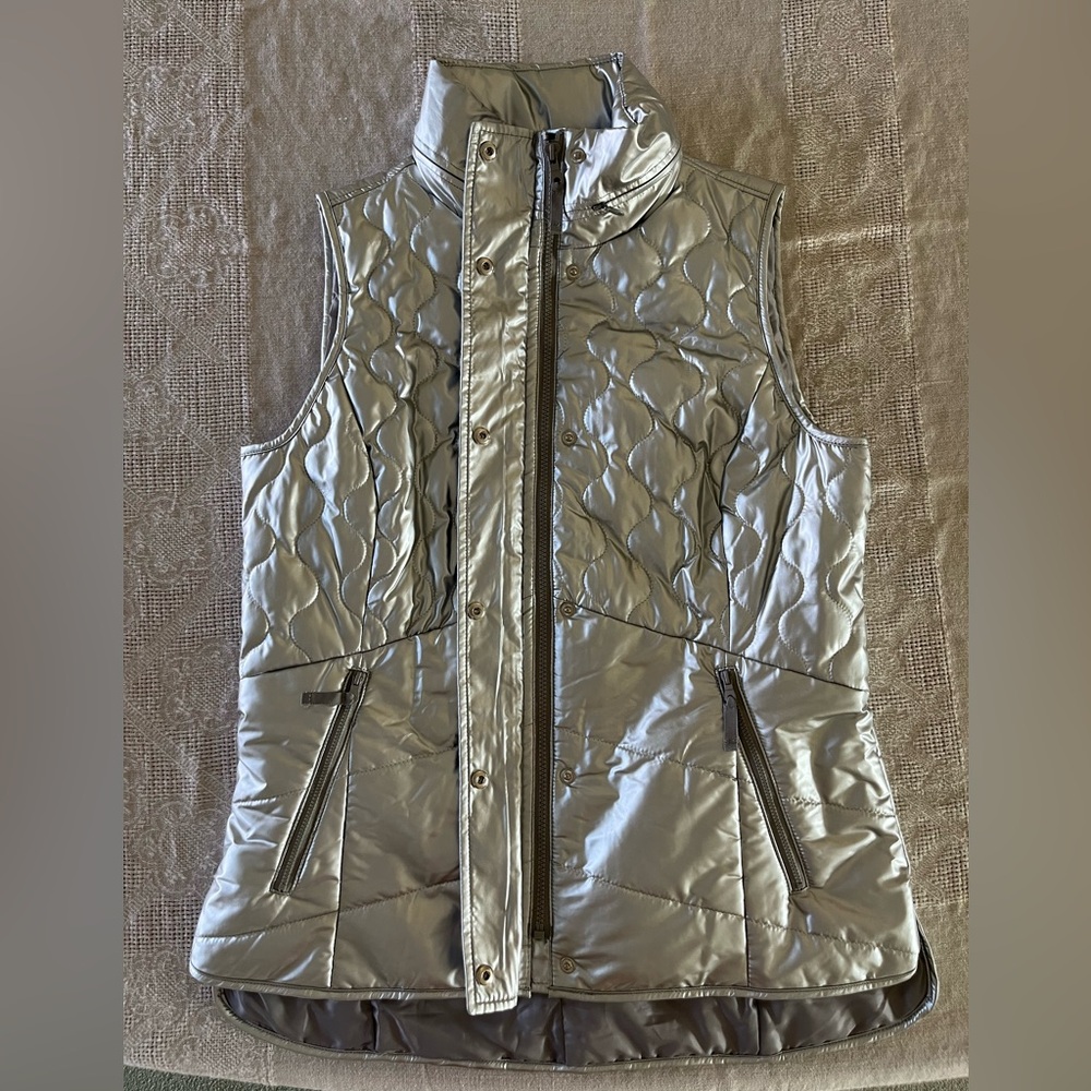 T by Talbots Silver Metallic Quilted Puffer Vest Women’s Size M Snap Zip Hood - Picture 5 of 7